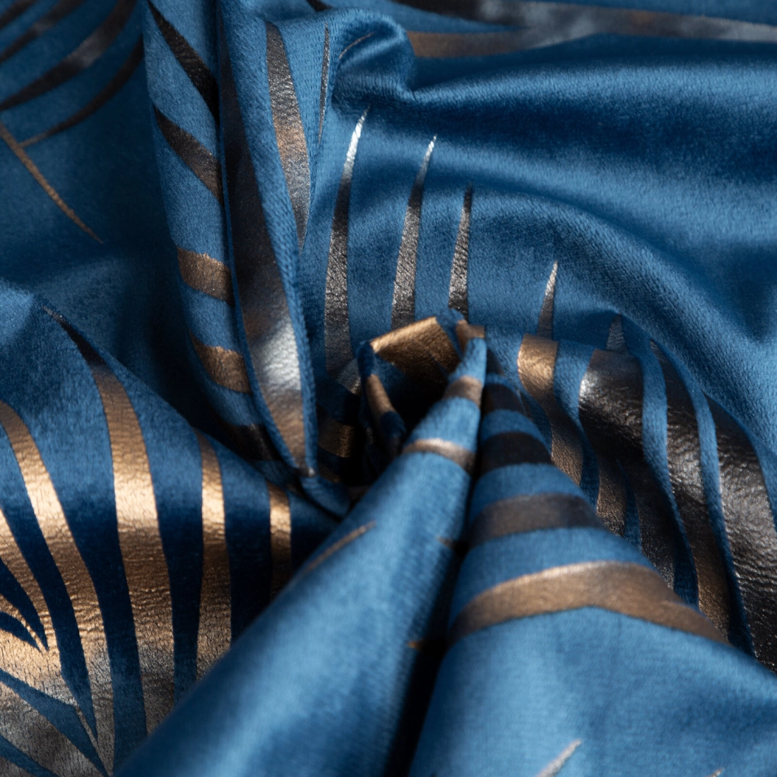 Záves 140x250 cm zamatový tmavomodrý šampanský na kovové krúžky GLORIA 2