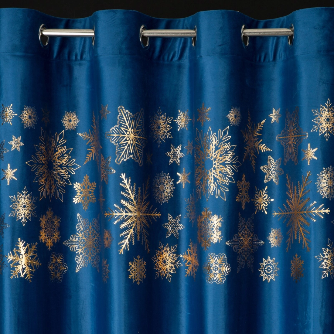 Záves 140x250 cm zamatový tmavomodrý so zlatými snehovými vločkami na kovové krúžky ASTRA