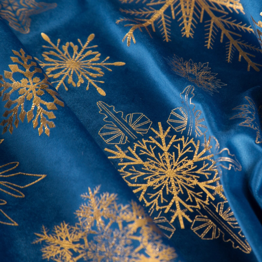 Záves 140x250 cm zamatový tmavomodrý so zlatými snehovými vločkami na kovové krúžky ASTRA