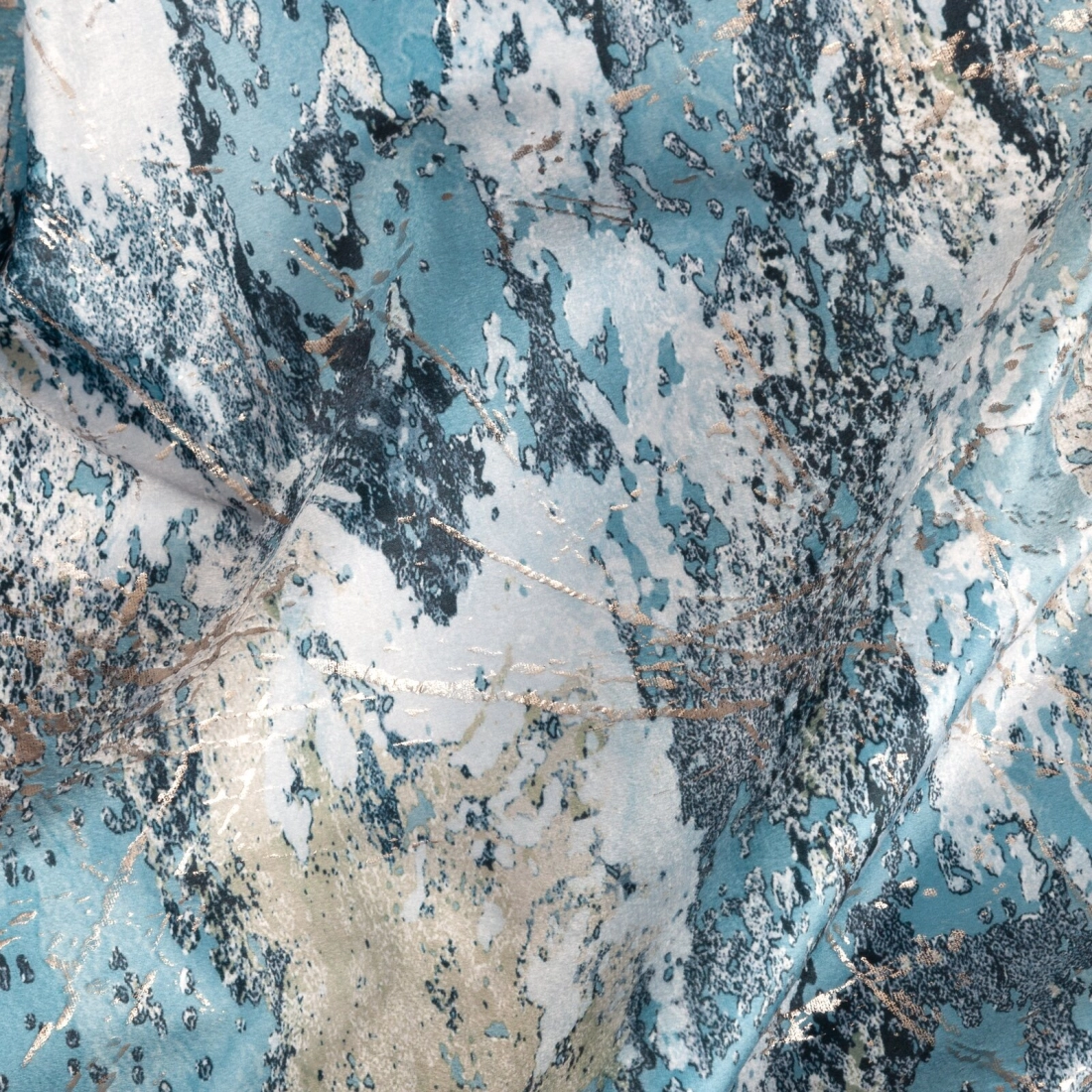 Záves 140x250 cm zamatový tyrkysový so strieborným vzorom na kovové krúžky MALIA