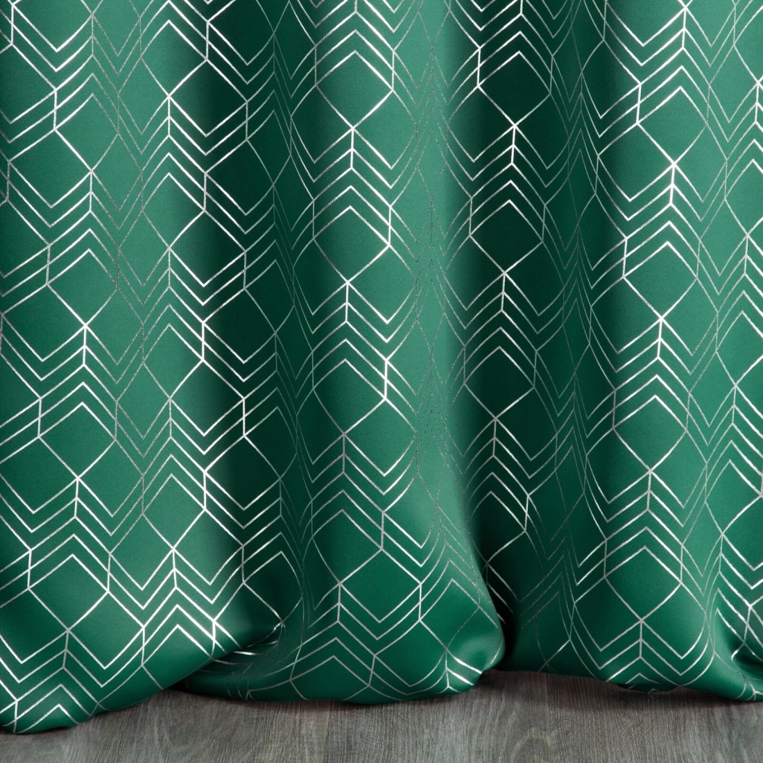 Závěs 140 × 250 cm zeleno-stříbrný zatemňovací s geometrickým vzorem na kovových kroužcích POLI Design 91