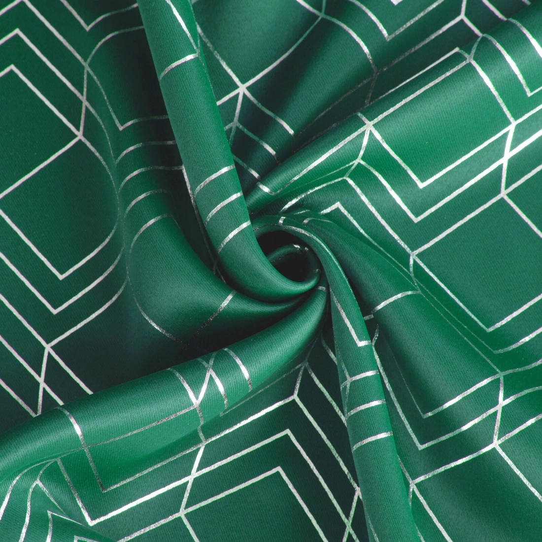 Závěs 140 × 250 cm zeleno-stříbrný zatemňovací s geometrickým vzorem na kovových kroužcích POLI Design 91