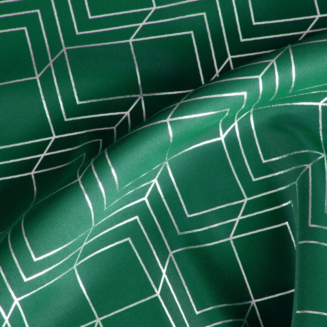 Závěs 140 × 250 cm zeleno-stříbrný zatemňovací s geometrickým vzorem na kovových kroužcích POLI Design 91