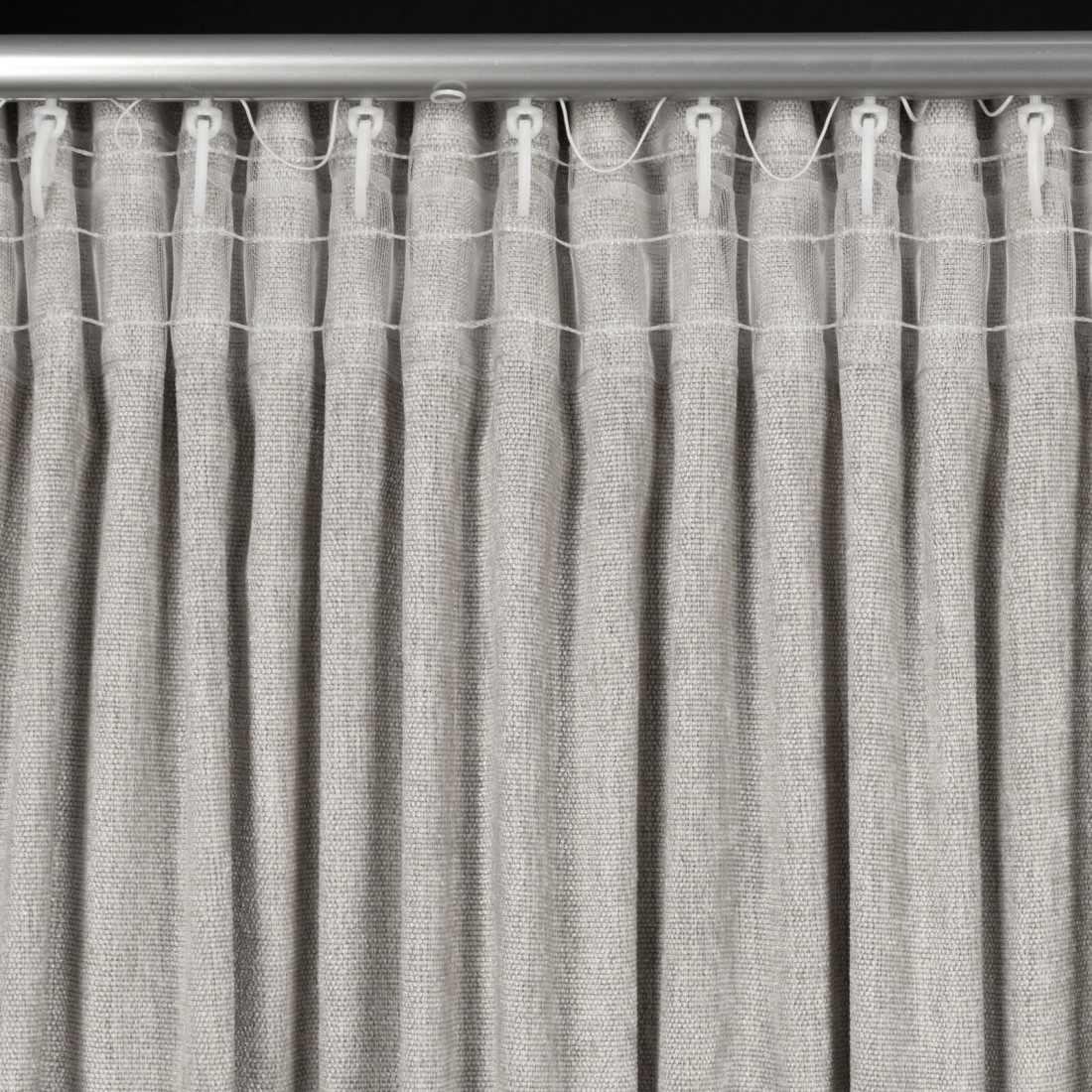 Záves 140x270 cm sčesávaný s lienovým vzhľadom, sieťovaný, s tunelom na tyč, sivý