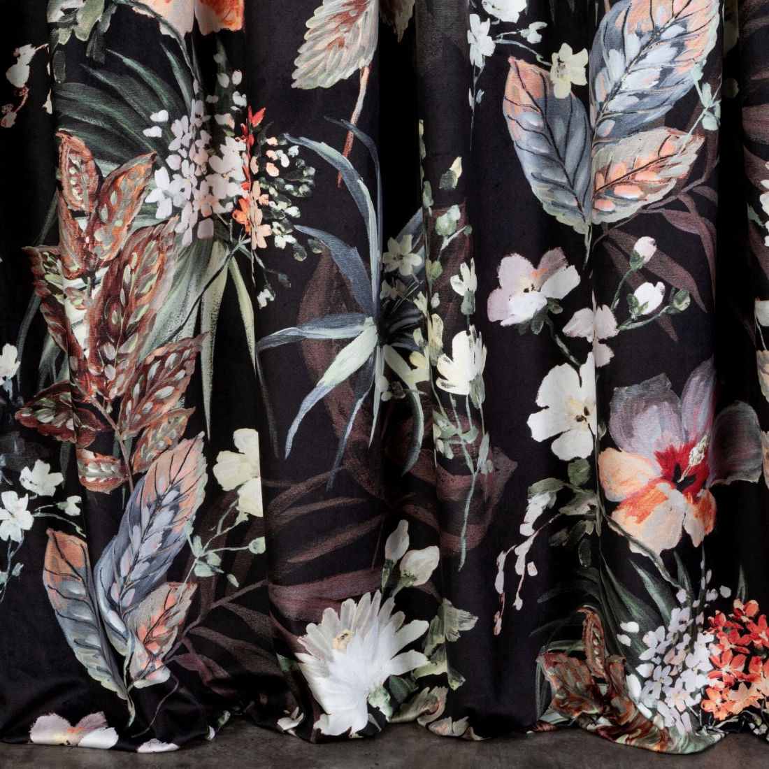 Záves 140x270 cm zamatový čierno-hnedý s kvetinovým vzorom na riasiacu pásku ALANI