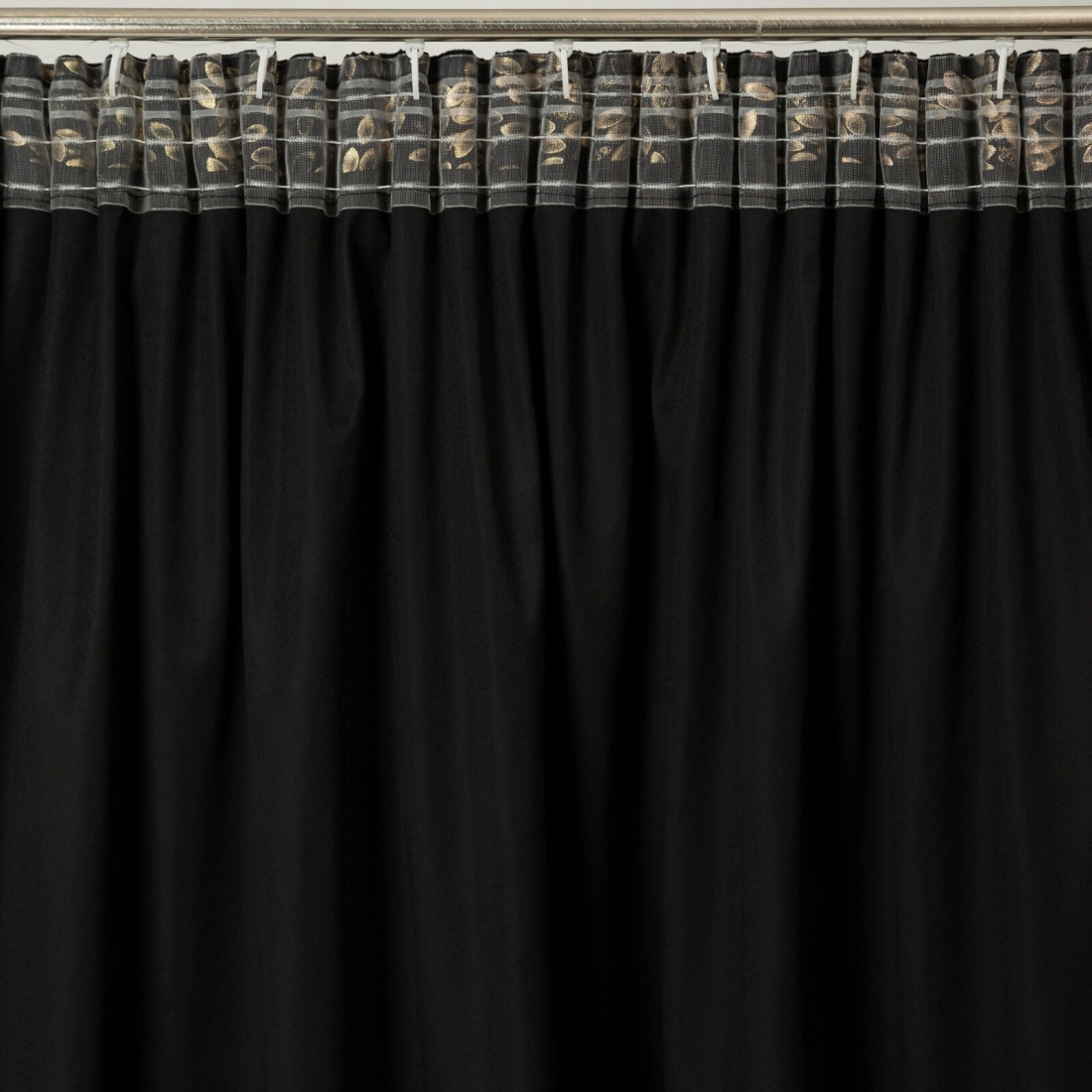 Záves 140x270 cm zamatový čierny s potlačou listov na riasiacu pásku FELIS