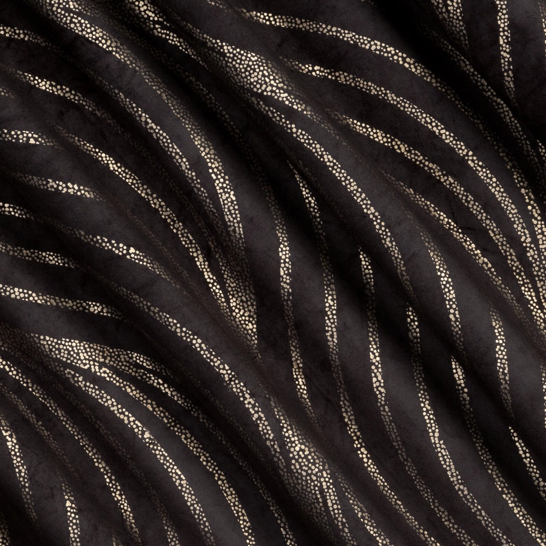 Závěs 140 x 270 cm sametový černý, zlatý na řasicí pásku VICTORIA 3 - Limited Collection