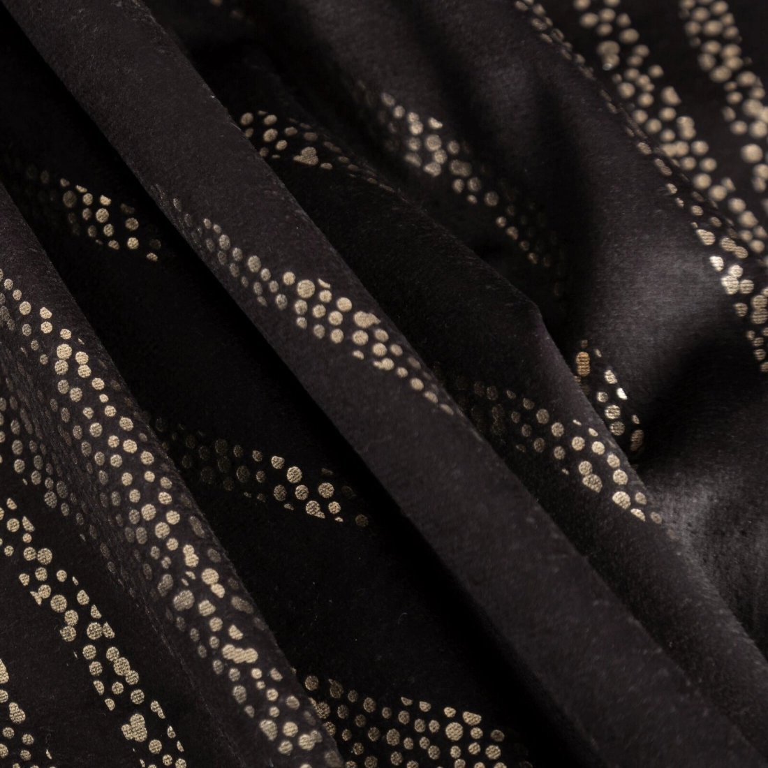 Závěs 140 x 270 cm sametový černý, zlatý na řasicí pásku VICTORIA 3 - Limited Collection