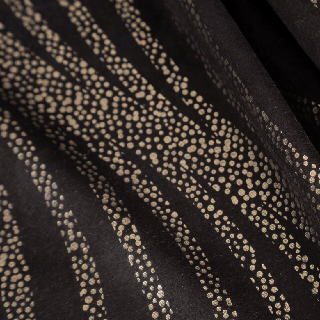 Závěs 140 x 270 cm sametový černý, zlatý na řasicí pásku VICTORIA 3 - Limited Collection