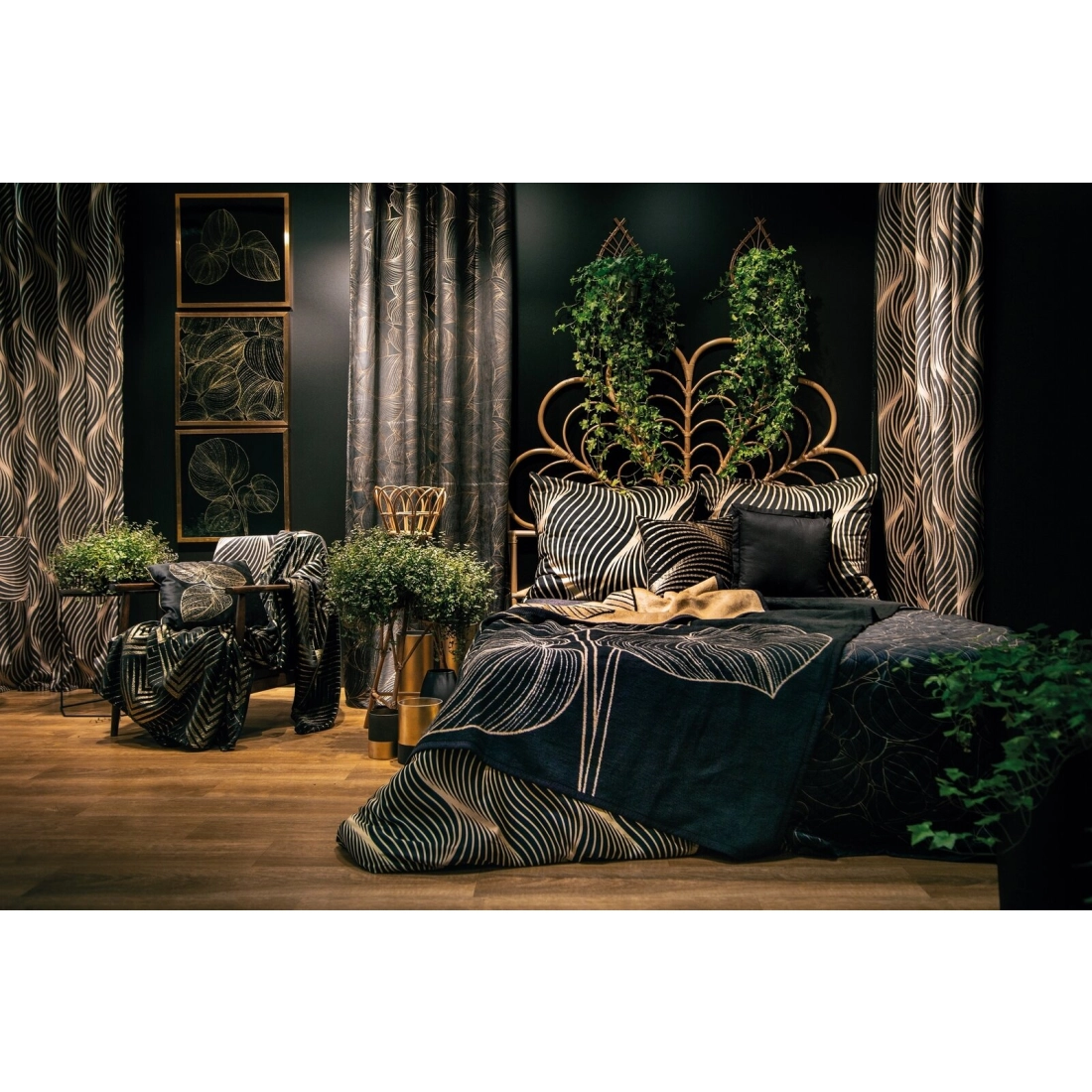 Závěs 140 x 270 cm sametový černý, zlatý na řasicí pásku VICTORIA 3 - Limited Collection