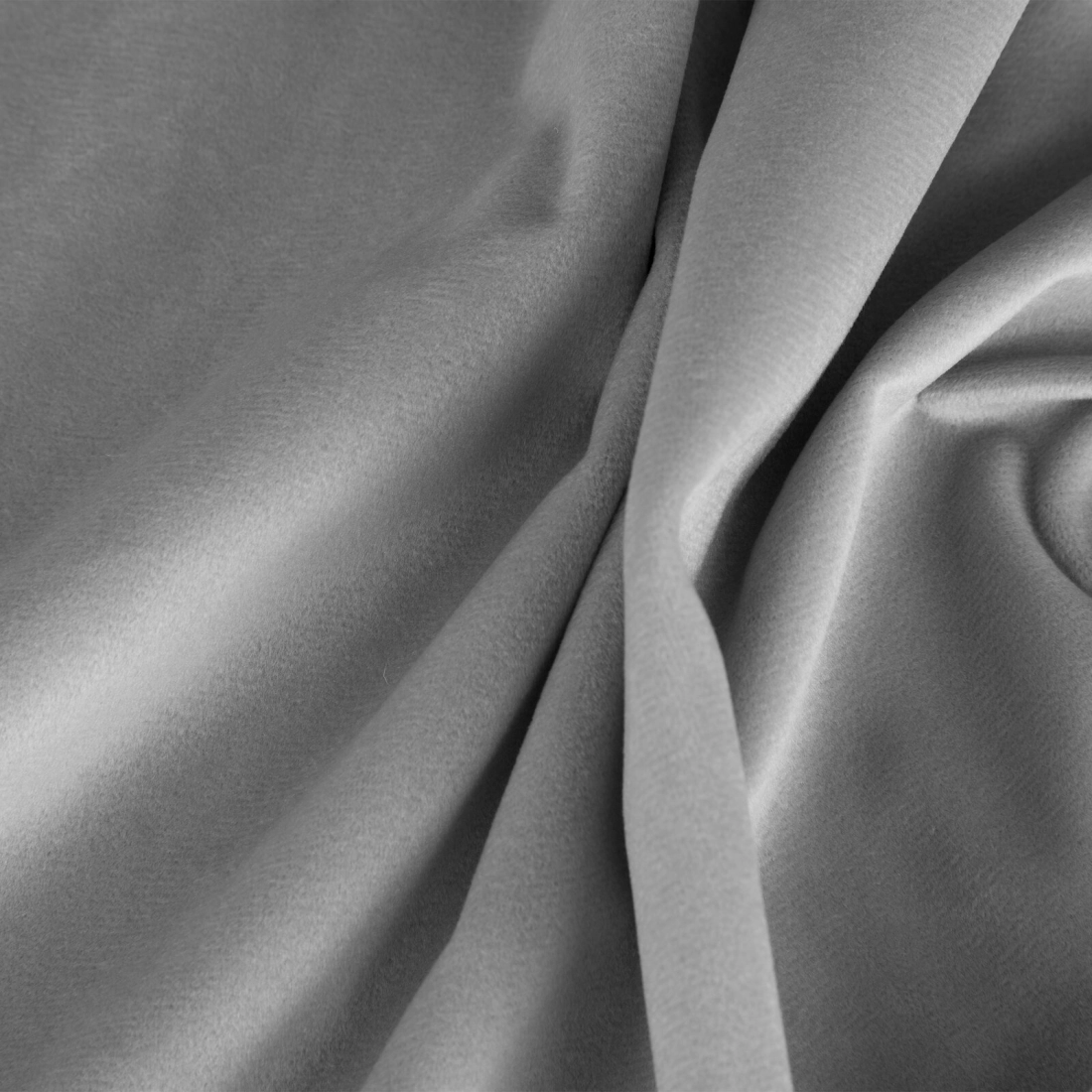 Závěs 140 x 270 cm sametový stříbrný na kovových kroužcích CARMEN