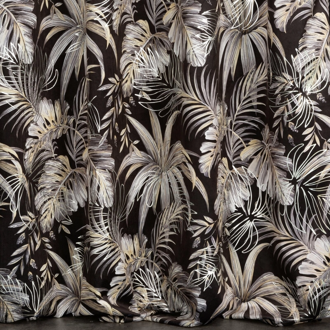 Záves 140x270 cm zamatový tmavohnedý so striebornými listami na riasiacu pásku RODOS