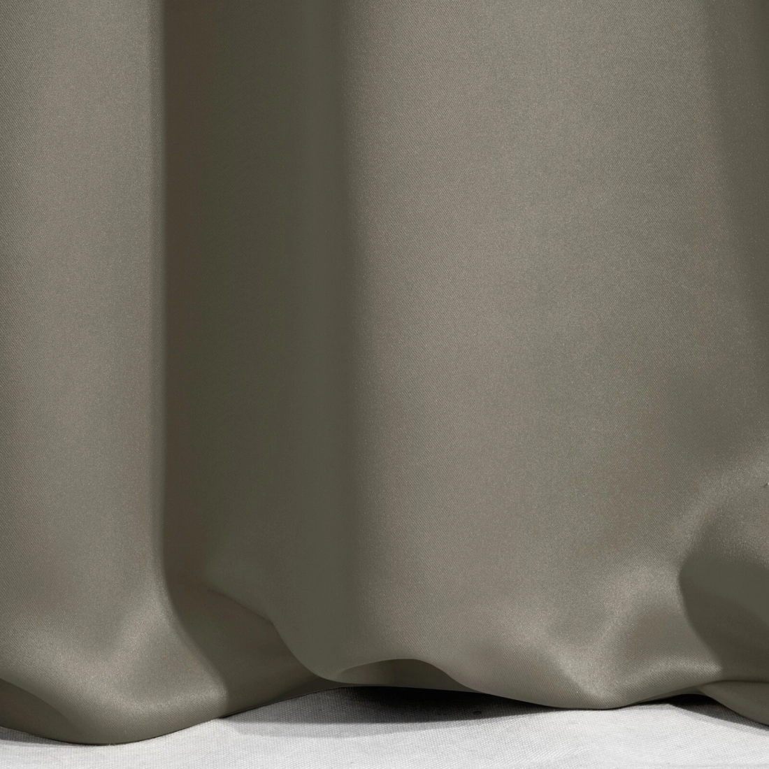 Záves 140x270 cm zatemňujúci polyesterový tmavobéžový na riasiacu pásku a tunel PARISA DESIGN91