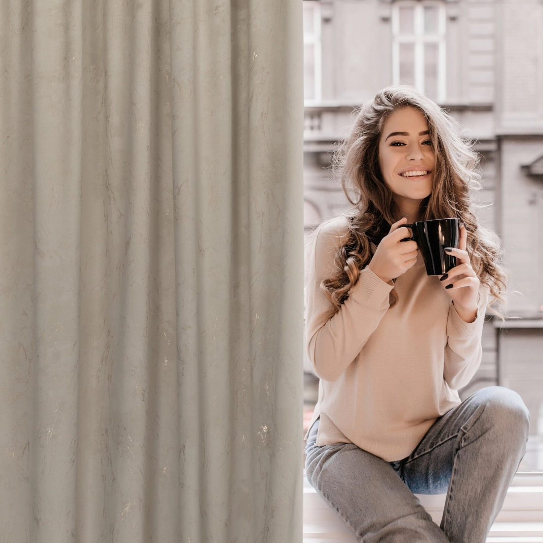 Závěs 140x300 cm sametový béžový se zlatým vzorem na řasicí pásku NADIA