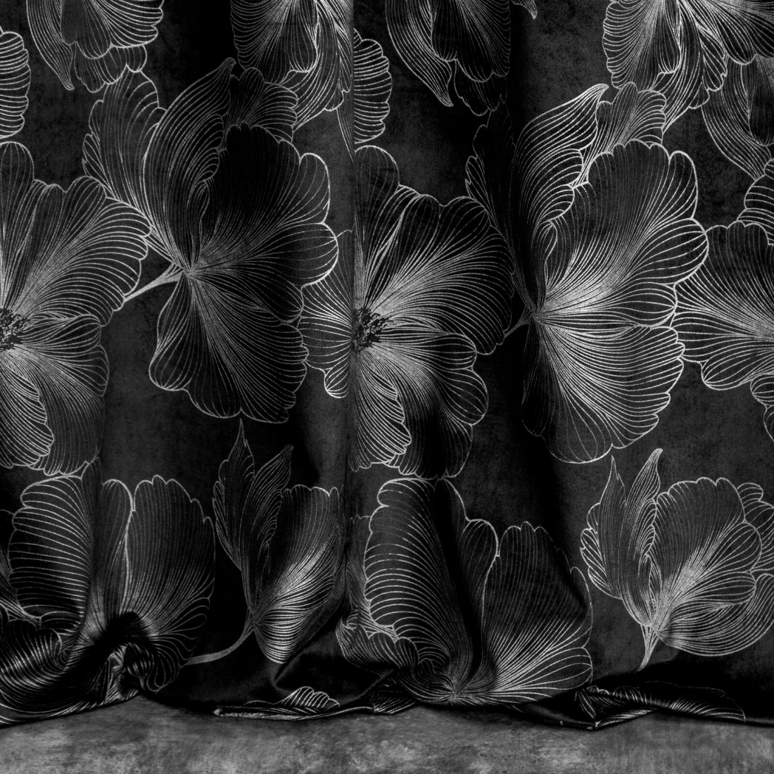 Záves 140x300 cm zamatový čierny strieborný na riasiacu pásku STELLA