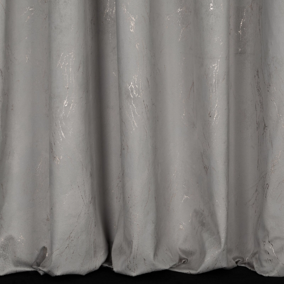 Záves 140x300 cm zamatový strieborný so zlatým vzorom na riasiacu pásku NADIA