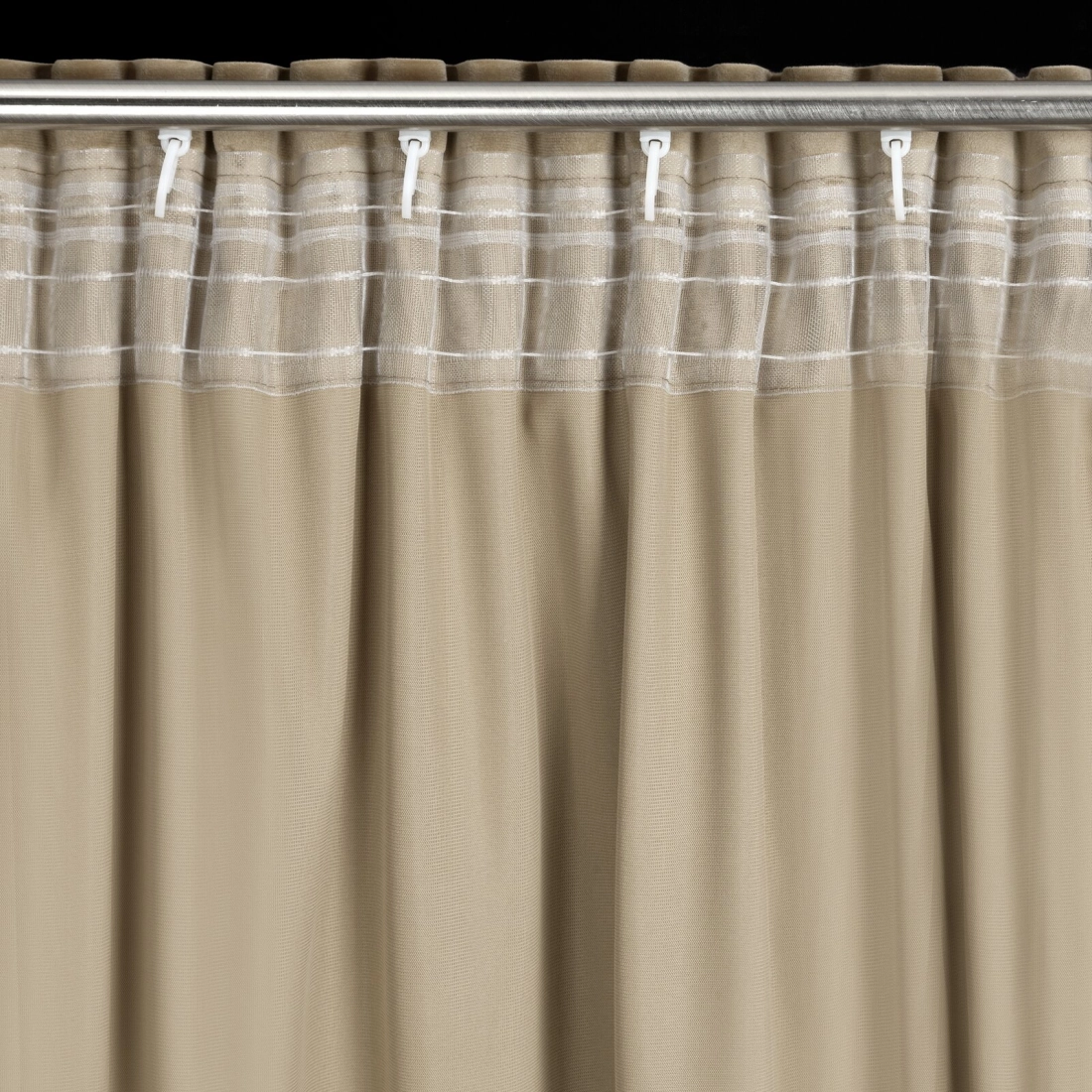 Sametový závěs 140x300 cm světle béžový na řasicí pásku ANTARA