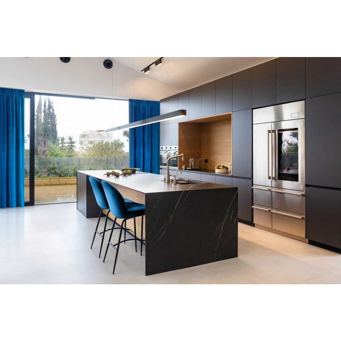 Záves 140x300 cm zamatový tmavomodrý na riasiacu pásku SAMANTA