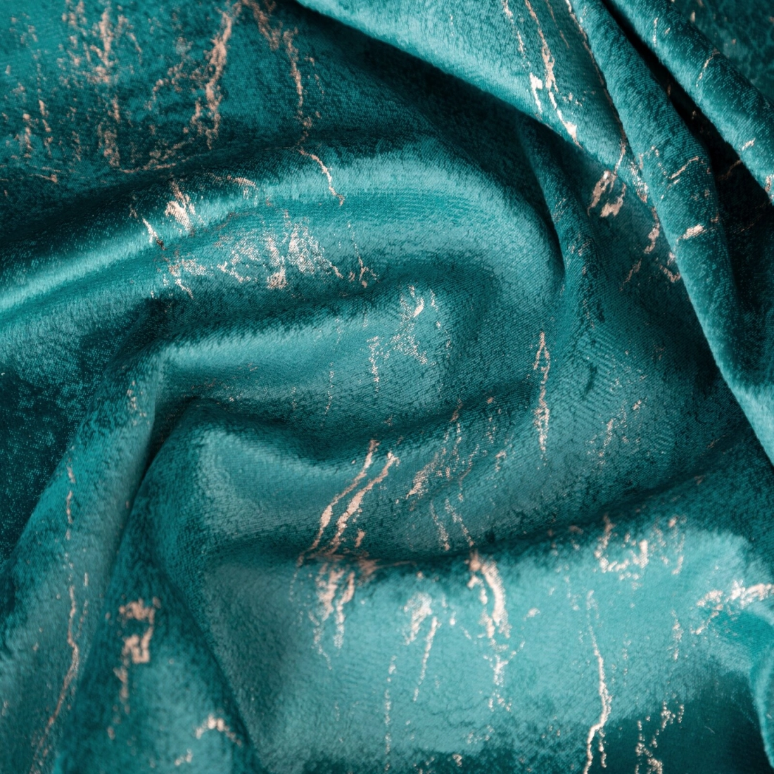 Záves 140x300 cm zamatový tmavotyrkysový so zlatým vzorom na riasiacu pásku NADIA