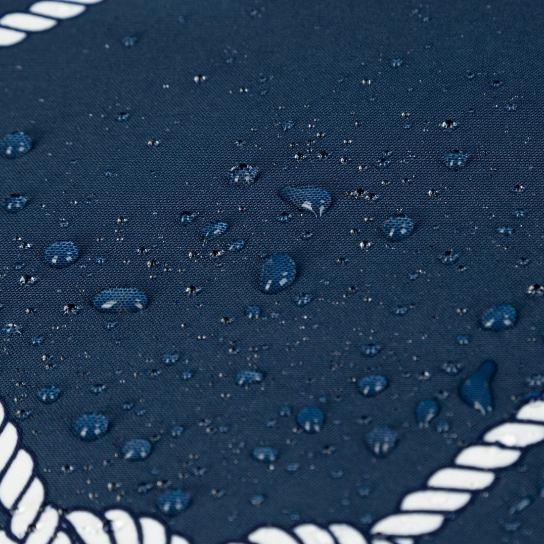 Voděodolný matný závěs 155x200 cm z polyesteru tmavě modrý a bílý GARDEN