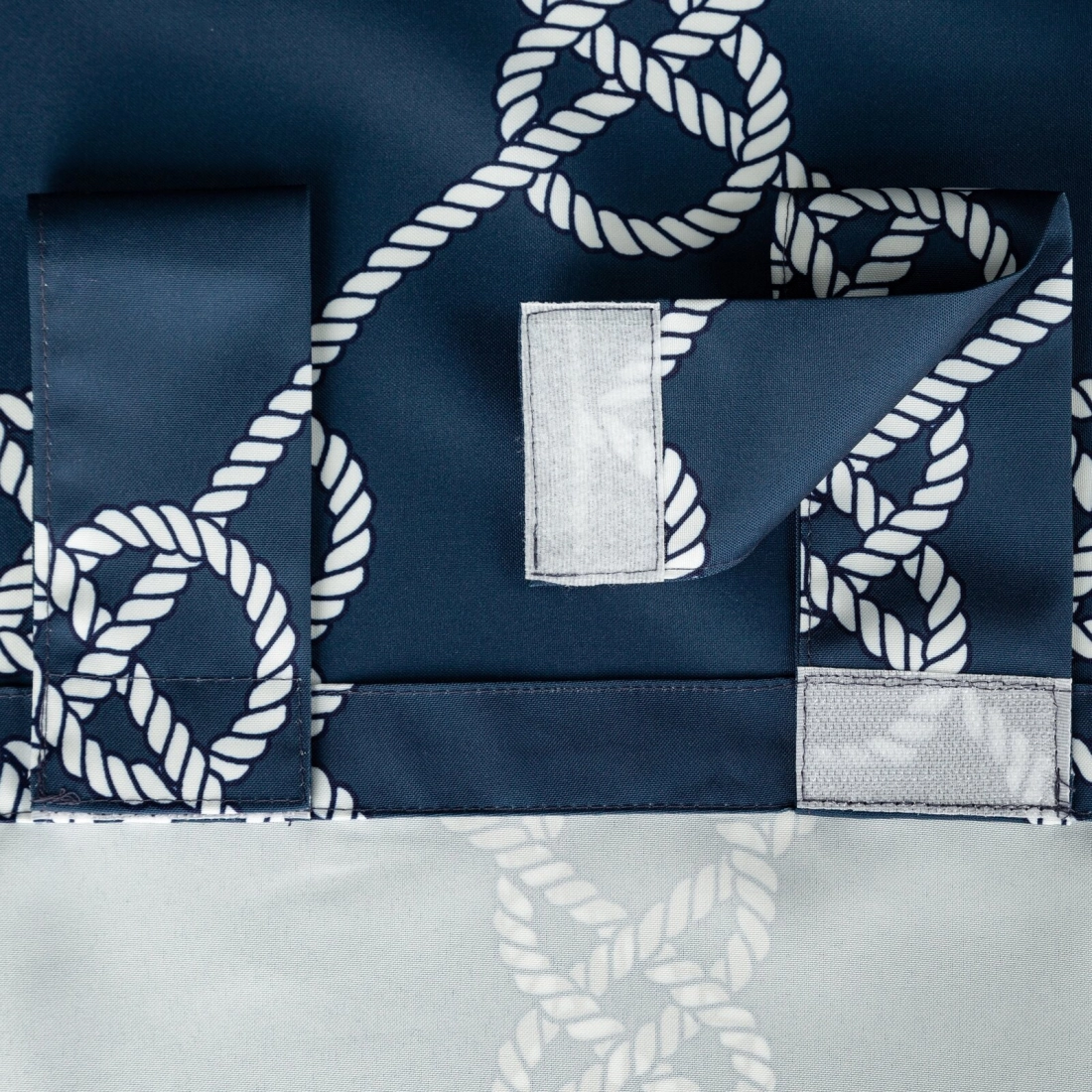 Voděodolný matný závěs 155x200 cm z polyesteru tmavě modrý a bílý GARDEN