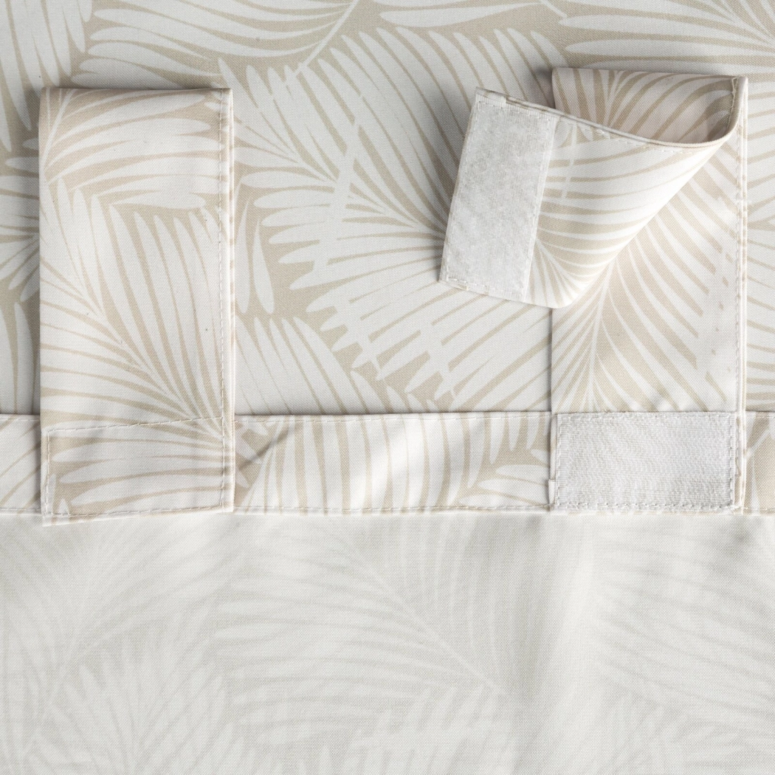 Voděodolný bílobéžový závěs 155x240 cm na poutkách se suchým zipem GARDEN