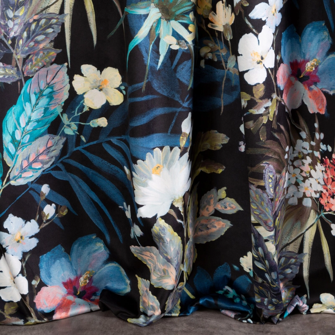 Záves na kovové krúžky ALANI 140x270 cm zamatový, čierno modrý