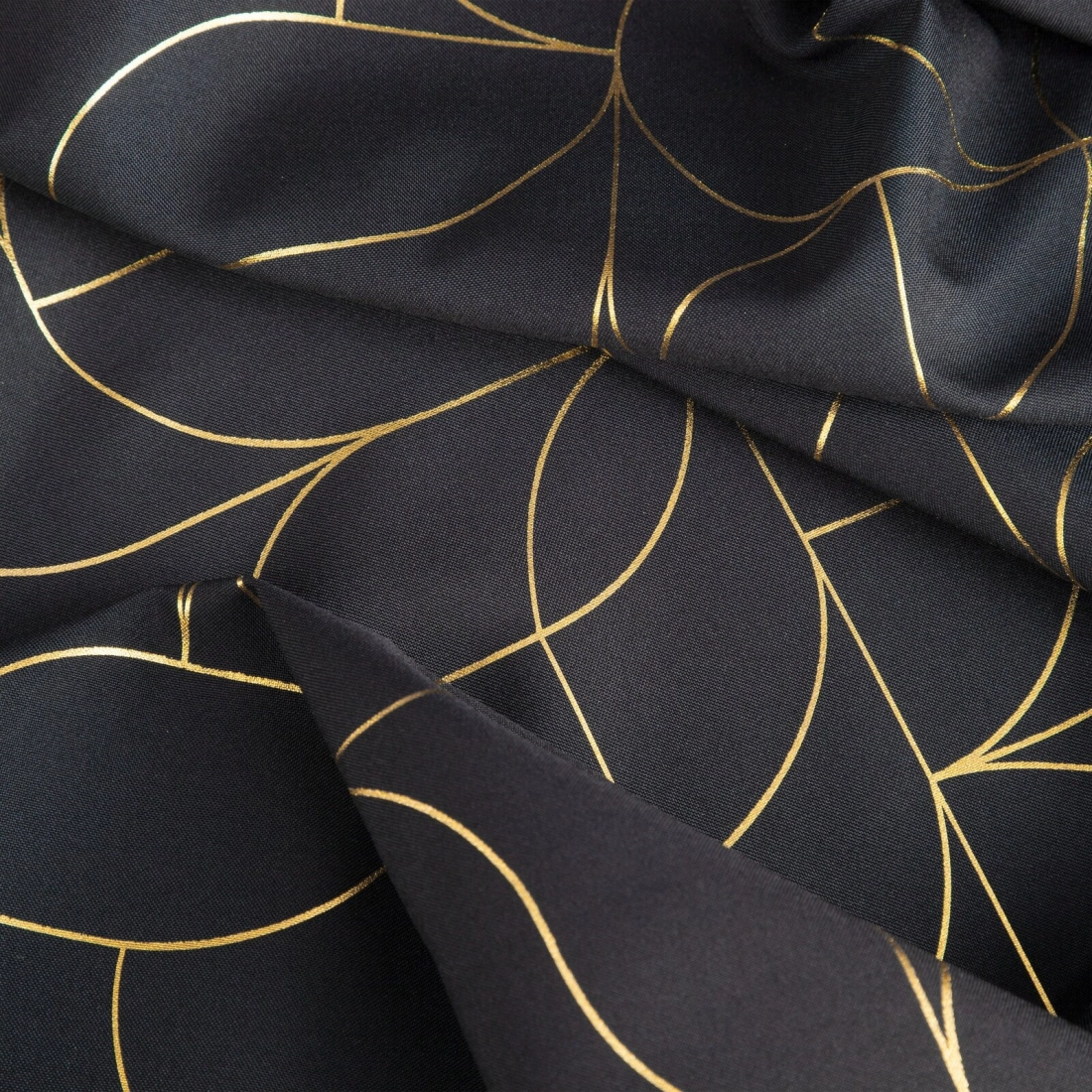 Záves na kovové krúžky EVI 140x250 cm, čierny so zlatou geometrickou potlačou