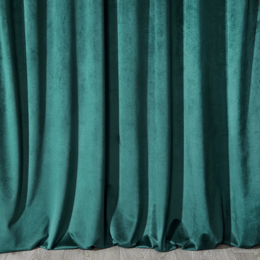 Závěsy 140x250 cm matný velur v tmavě tyrkysové barvě na kovové kroužky DARLA