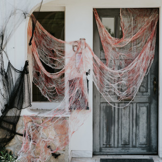 Belo dekorativno omrežje s krvavimi madeži 0,72 × 9,8 m za noč čarovnic