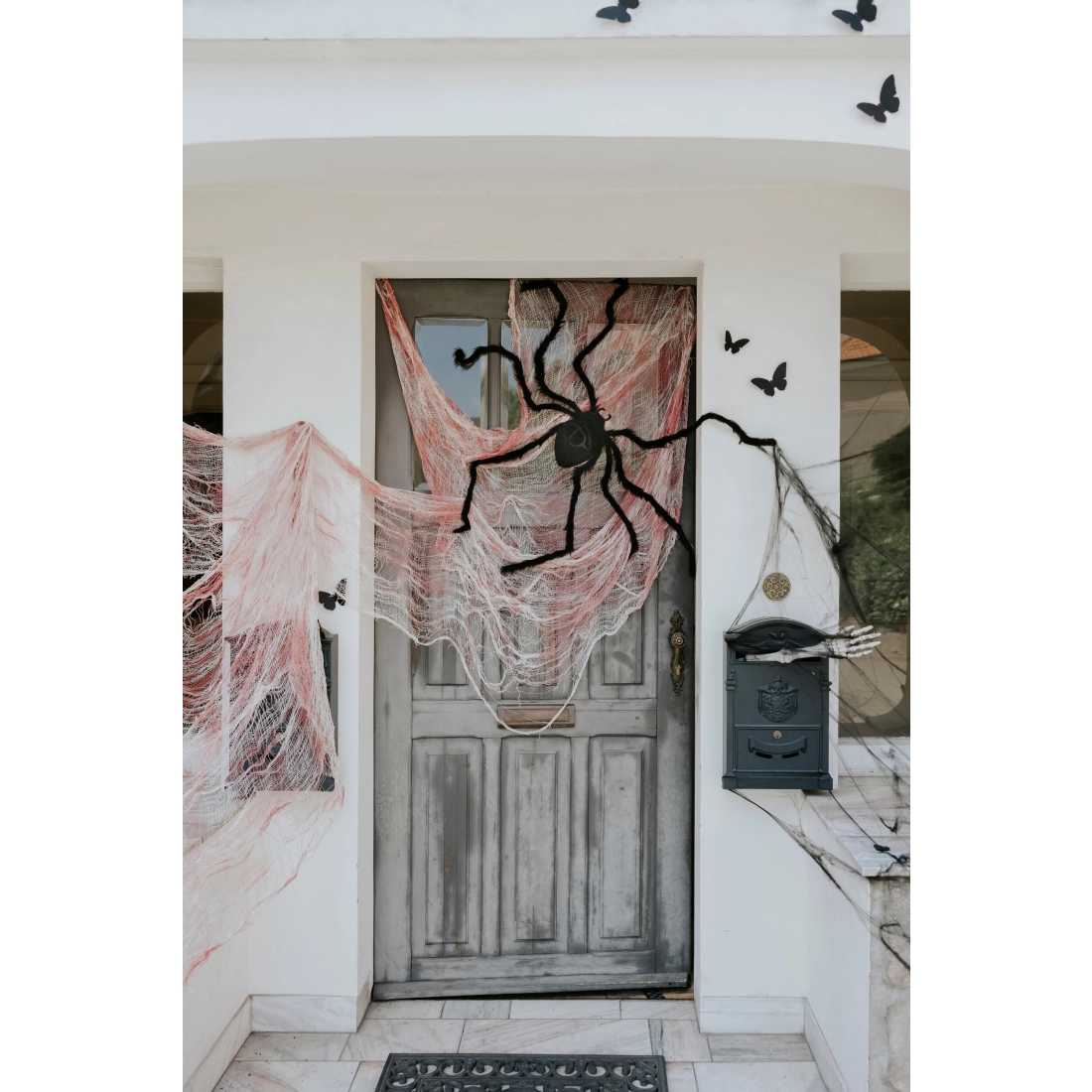 Plasă decorativă albă cu pete de sânge 0,72×9,8 m pentru Halloween