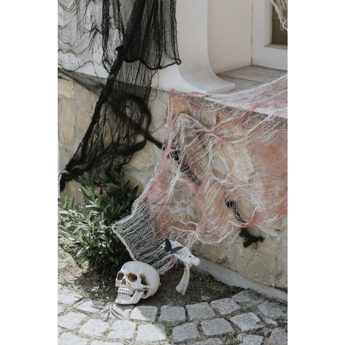 Plasă decorativă albă cu pete de sânge 0,72×9,8 m pentru Halloween