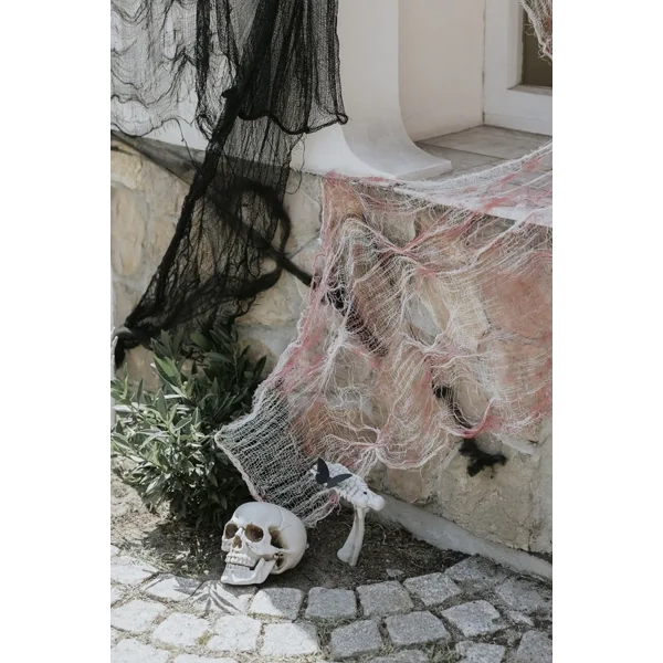Plasă decorativă albă cu pete de sânge 0,72×9,8 m pentru Halloween
