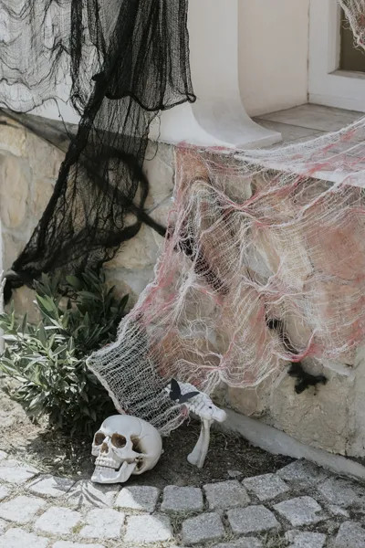 Belo dekorativno omrežje s krvavimi madeži 0,72 × 9,8 m za noč čarovnic