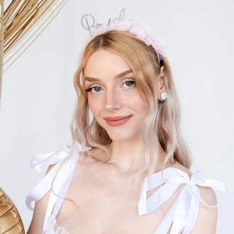 Čelenka pre nevestu s ružovým volánom a trblietavým nápisom Bride