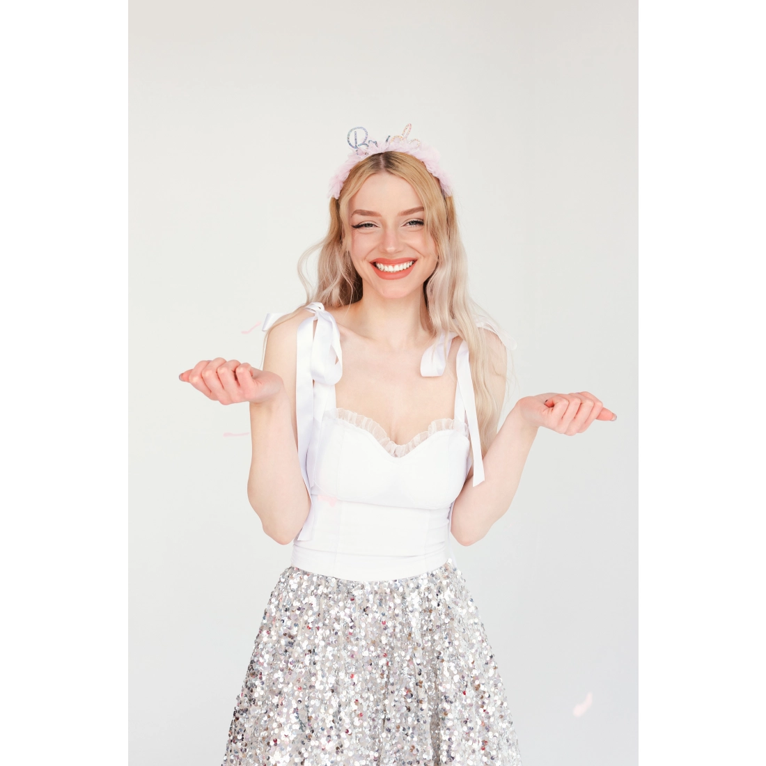 Bentiță pentru mireasă cu volan roz și inscripția strălucitoare Bride