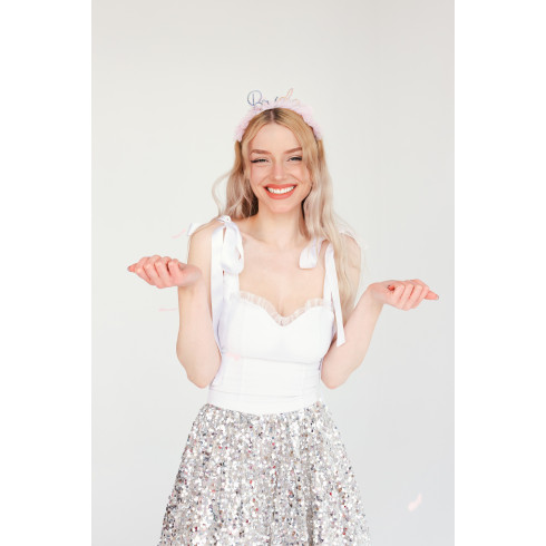 Nevesta: naglavni trak z rožnatim volanom in bleščečim napisom Bride