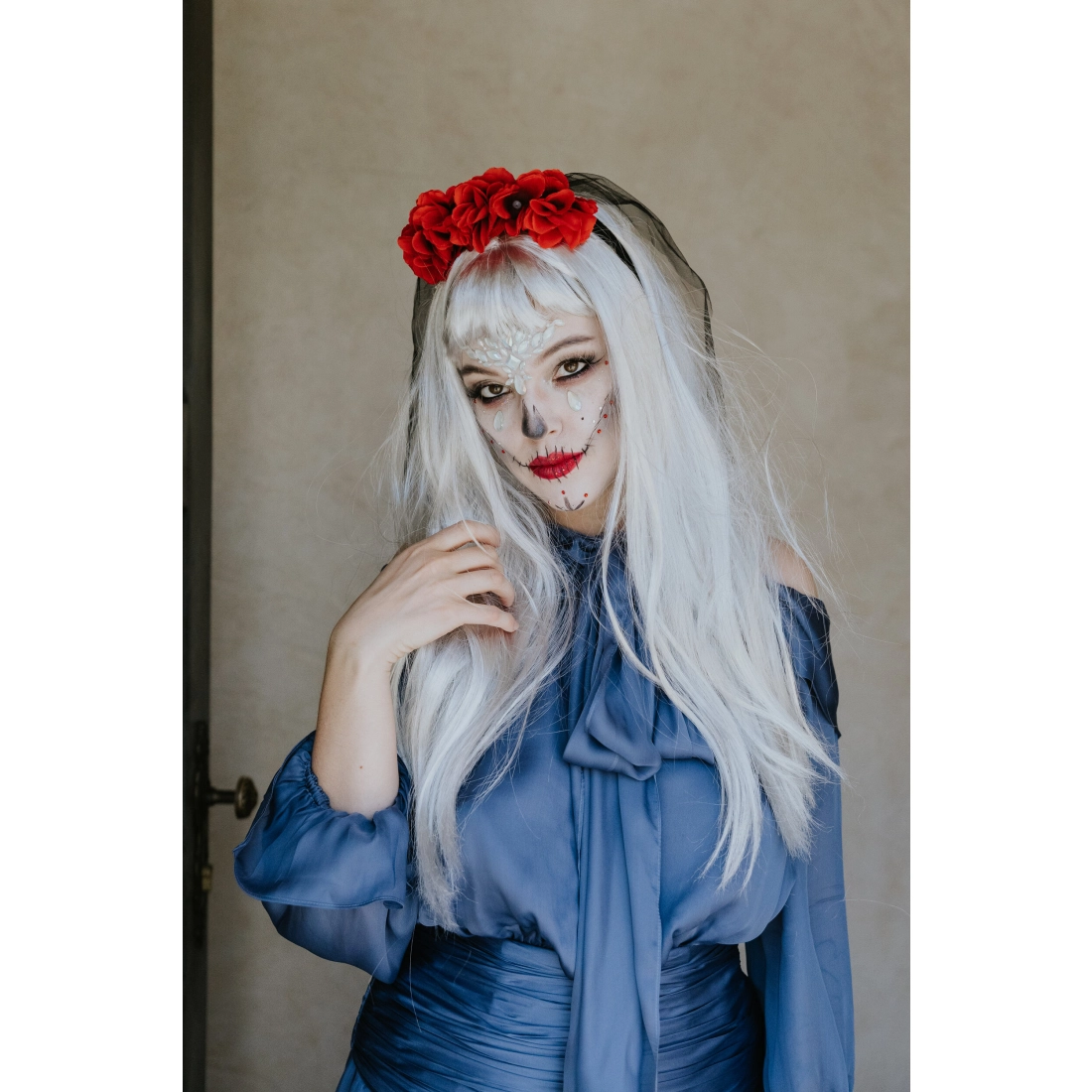 Čelenka s černým závojem a červenými růžemi na karneval