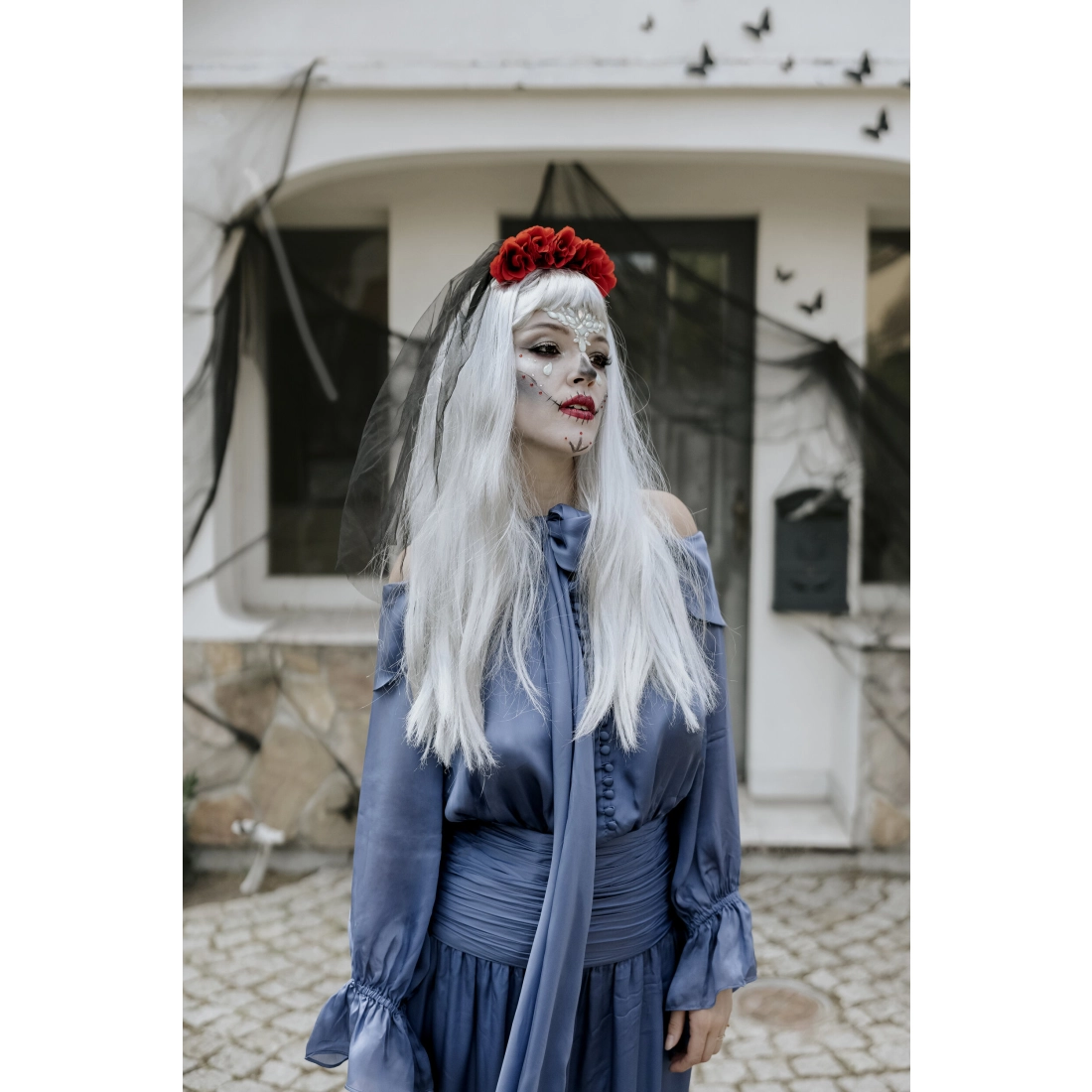 Čelenka s černým závojem a červenými růžemi na karneval