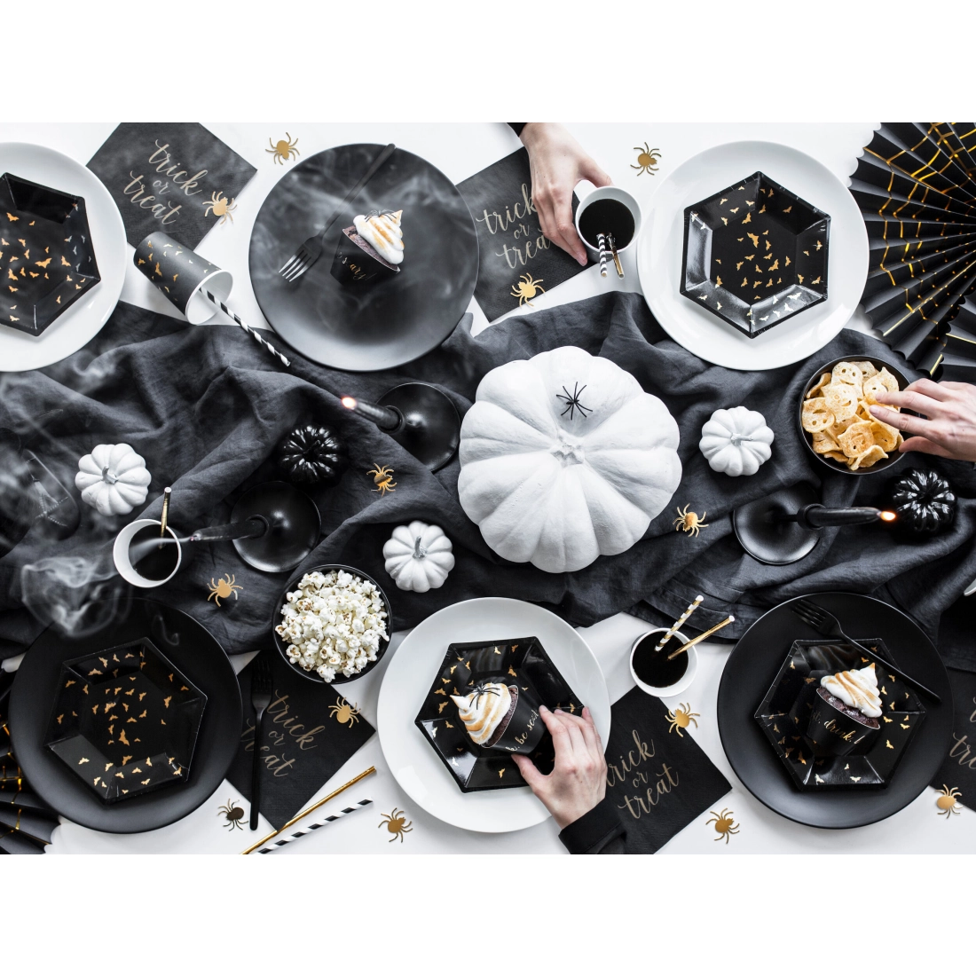 Farfurii negre din hârtie cu lilieci 20 cm, model auriu, 6 buc.