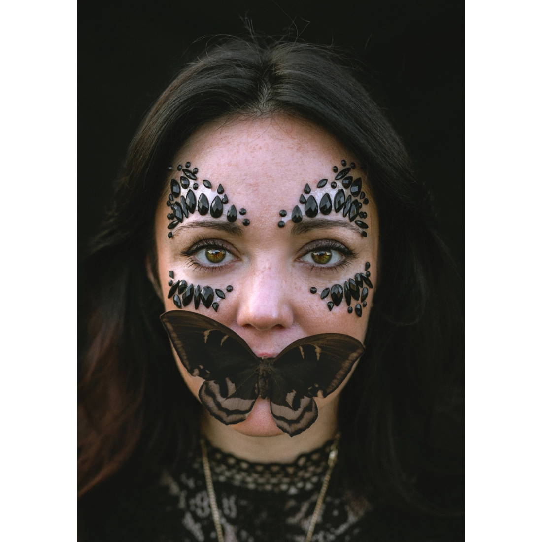 Cristale autocolante negre pentru față, 15x9 cm – ornament de unică folosință