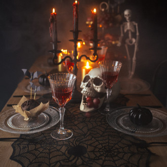 Črn namizni tekač z motivom pajčevine 185 × 45 cm – poliester