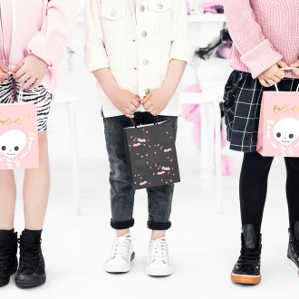 Darilna vrečka črna z netopirji in zvezdami 14×18×8 cm