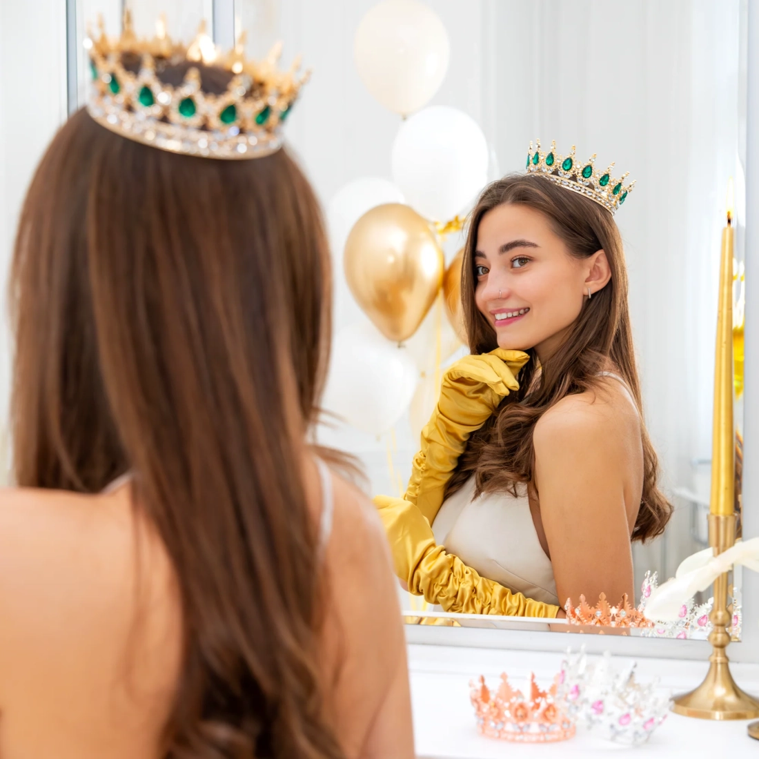 Zlatá koruna na dort se smaragdovými krystaly