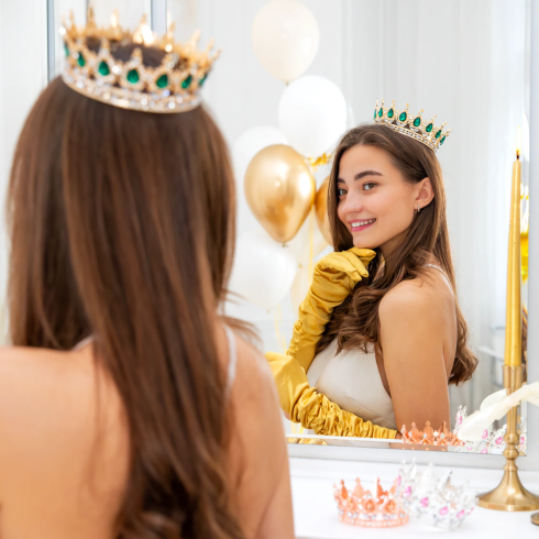 Zlata tortna dekoracija krona s smaragdnimi kristali