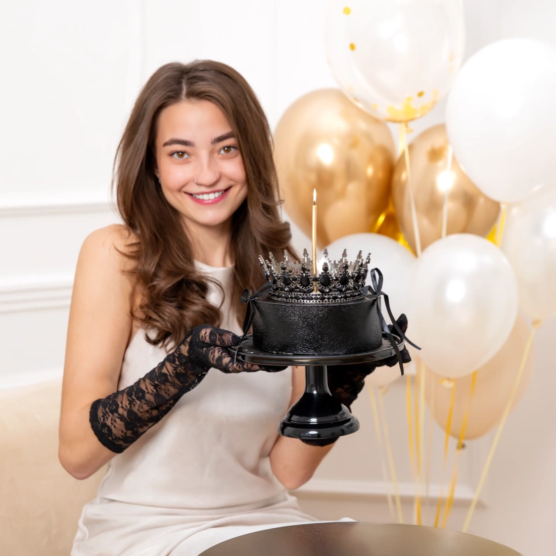 Srebrna tortna dekoracija krona s črnimi kristalčki