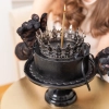 Srebrna tortna dekoracija krona s črnimi kristalčki