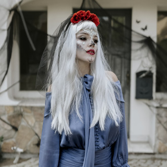 Dolga srebrna lasulja s frufrujem – naraven videz za zabave