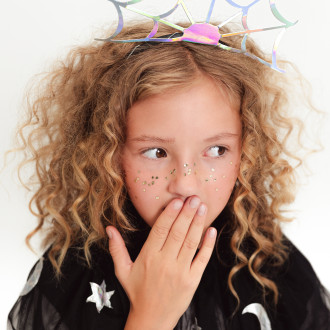 Mavrični trak s pajkovo mrežo 21 × 23 cm – zabavni dodatek za noč čarovnic