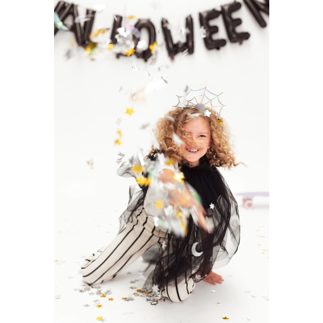 Szivárványszínű pókwebes fejpánt 21x23 cm – halloweeni party kiegészítő